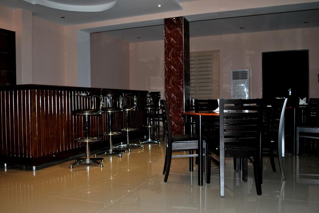 Max Comfort Hotel Кутаиси Экстерьер фото